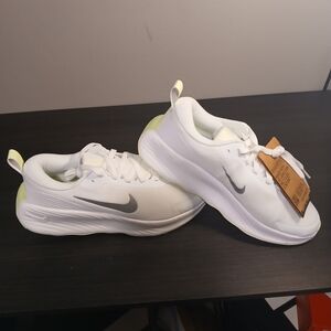 NWT Nike Wlomen's PROMINA Sneakers Size 9.5